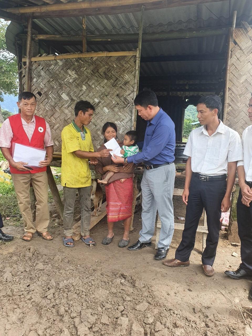 Lãnh đạo huyện Hướng Hóa thăm, hỗ trợ các hộ dân nhà bị sập